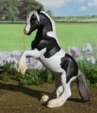 Cob, Black Tobiano, steigerend (Horses by Mojö Fun) – Animal Toy Blog